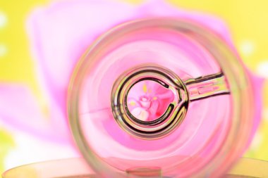 Pembe ve sarı soyut