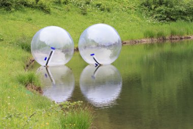 Zorbing topları su