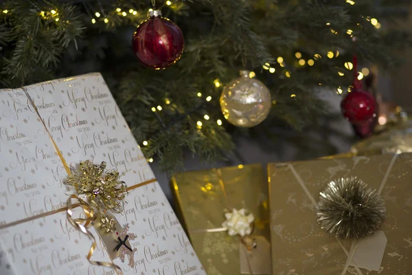 Presentes de Natal debaixo da árvore — Fotografia de Stock
