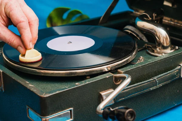 Adult man cleaning vinyl record — Stock Photo, Image