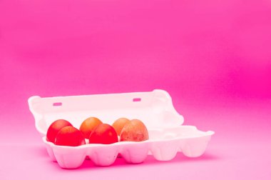 Kutudaki kırmızı paskalya yumurtaları. Monokromatik bileşim