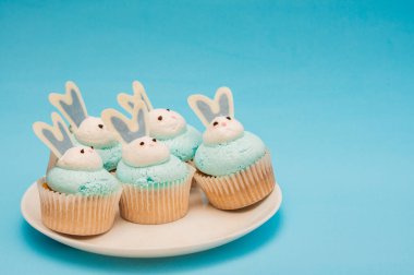 Tabakta bir sürü kek. Mavi arka plan. Minimalist kompozisyon