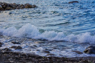 Küçük dalgalar alacakaranlıkta, deniz manzarasında