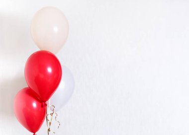 Işık duvarı arka planında renkli balonlar, boşluğun bir kopyasıyla.