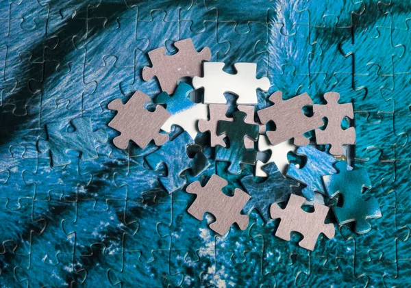Niebieskie Puzzle Pół Zmontowane Stole — Zdjęcie stockowe