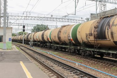 Rusya 14. 07 numara. 2017 Krasnodar şehir yük trenleri raylarda.