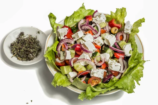 Griechischer Salat Einem Teller Mit Kräutern Und Einer Schüssel Oregano — Stockfoto