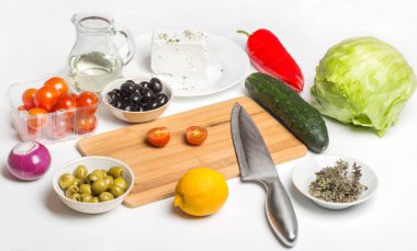 Beyaz arka planda Yunan salatası için ürünler.