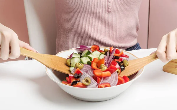 Uma Mulher Mistura Uma Salada Grega Com Duas Espátulas Uma — Fotografia de Stock