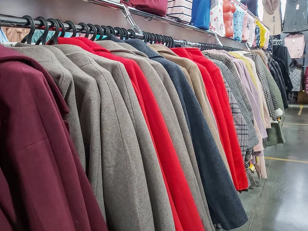 Dış Giyim Satışı Departmanı Kadın Ceketleri Sergileniyor — Stok fotoğraf