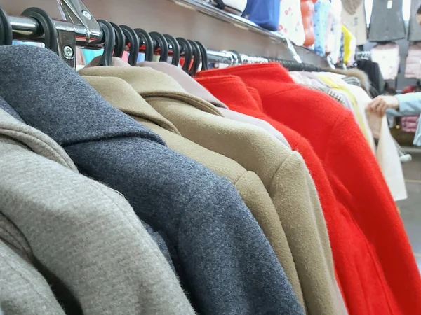 Několik Dámských Kabátů Obchodě Ramínkách — Stock fotografie