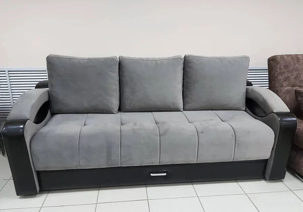 新的空灰色沙发在商店里出售 — 图库照片