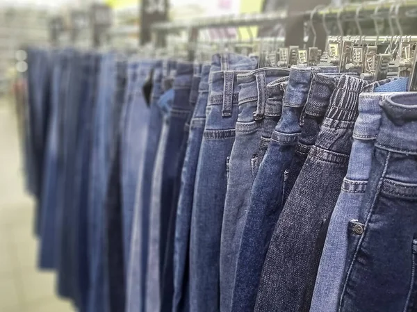 Sergilenen Giyim Mağazasında Şık Kot Pantolonlar — Stok fotoğraf