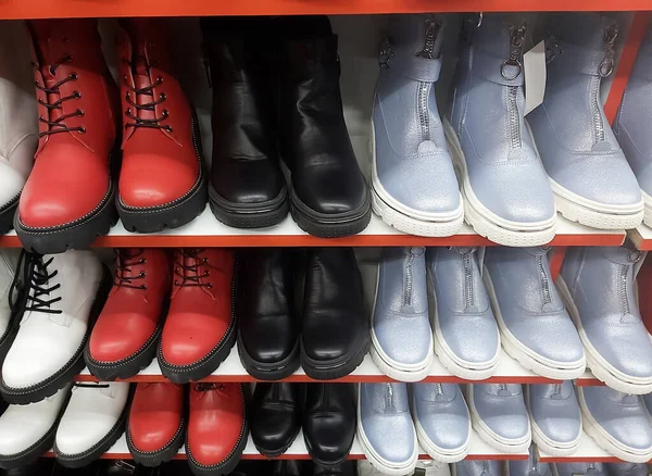 不同颜色的女鞋 放在商店的货架上 — 图库照片