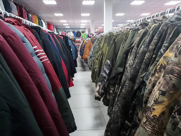 商店里出售的一排暖和的男式夹克 — 图库照片