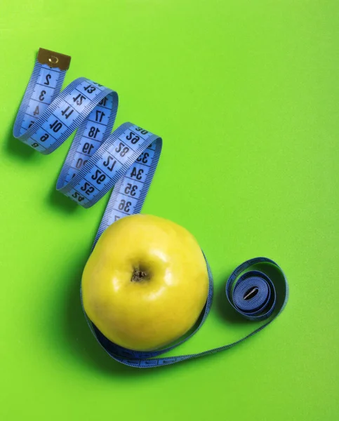 Amarelo Apple Com Fita Métrica Azul Dieta Fundo Verde Conceito — Fotografia de Stock