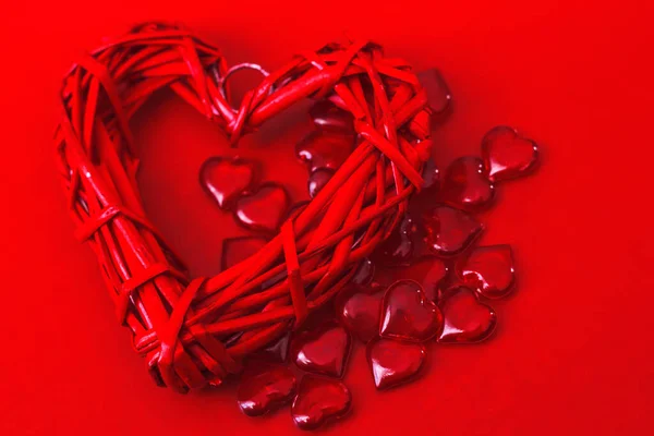Много Маленьких Красных Сердец Одно Большое Красном Фоне День Святого — стоковое фото