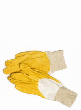 Beyaz arka planda sarı renkli koruyucu eldivenler ve boşluğun bir kopyası..