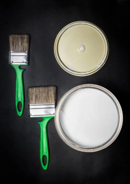 Επίπεδο Lay Δύο Πράσινες Βούρτσες Και Πιάτα Χρώμα Μαύρο Υφή — Φωτογραφία Αρχείου