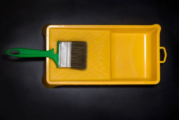 Yellow Empty Paint Tray Brush Black Background — Stock Photo, Image