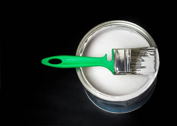 Can White Paint Green Brush Black Background — Stock Photo, Image