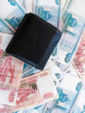 Kategorilerden oluşan Rus rublesi. Üstü kapalı cüzdanı olan bin beş bin dolar..