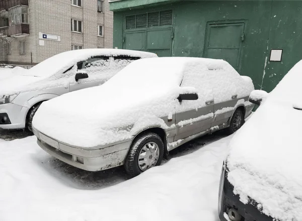 Zimowe Samochody Meteorologiczne Zaparkowane Pobliżu Domu Zostały Uderzone Przez Śnieg — Zdjęcie stockowe