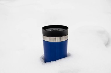 Mavi termofalı, beyaz karlı sıcak çay.