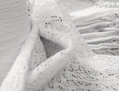 Beyaz iplikten yapılmış beyaz pamuk kumaş..