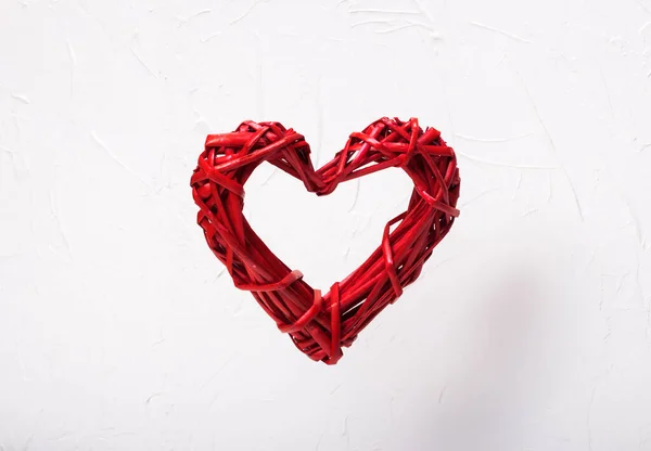 Levitação Vime Vermelho Coração Fundo Branco Conceito Dia Dos Namorados — Fotografia de Stock