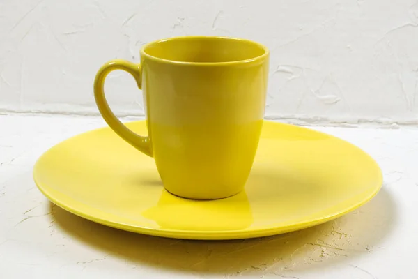 Empty Yellow Plate Cup White Textured Background — Stock Photo, Image