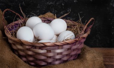 Bir sepet dolusu samanlı tavuk yumurtası..