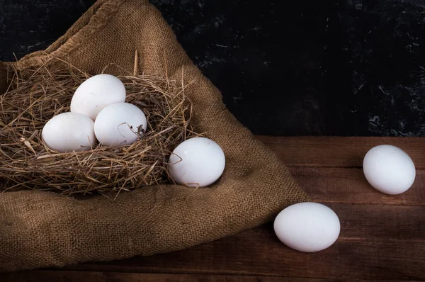 Yuvadan beyaz yumurta ve yumurta dolu bir yuva atılır..