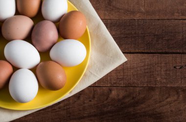 Bir peçetede tam yumurtalı sarı tabak, üst manzarada boşluğun bir kopyası..