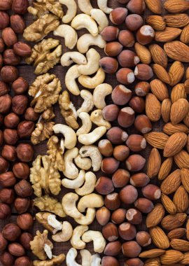 Tahta bir masada farklı türde fındıklar yatıyordu..