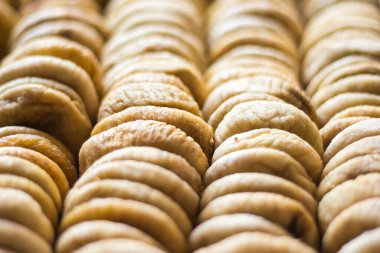 Kurumuş incirler arka plan olarak sıralanır.