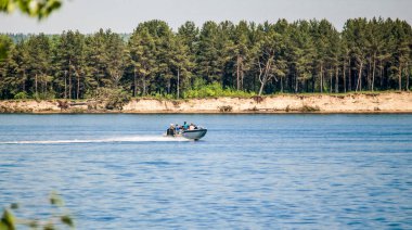 Motorlu teknedeki insanlar diğer tarafa geçiyorlar..