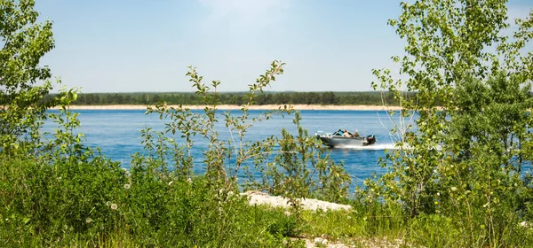 Belle Rive Verte Volga Bateau Précipite Loin Sur Eau — Photo