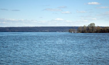 İlkbaharda geniş, güzel bir Volga nehri..