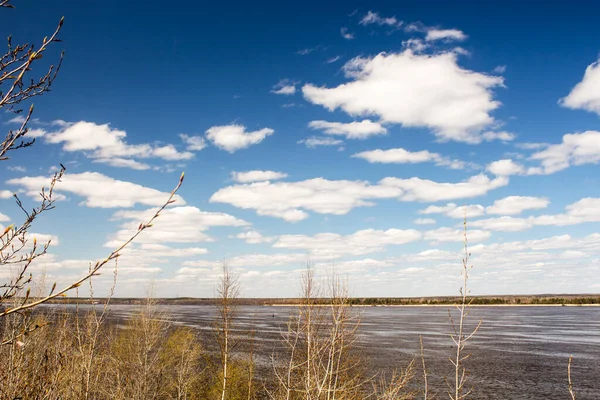 Beau Ciel Sur Volga Par Une Journée Ensoleillée Printemps — Photo