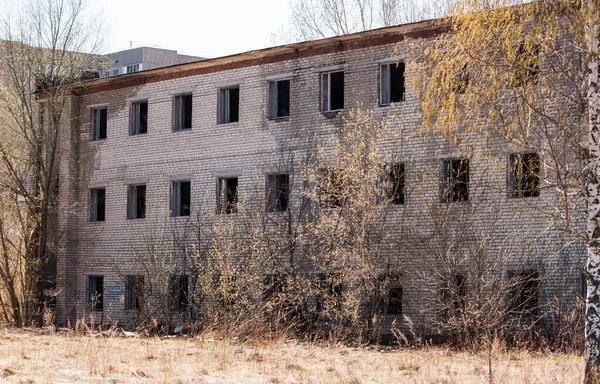 Edificio Ladrillo Abandonado Tres Pisos Cubierto Árboles — Foto de Stock