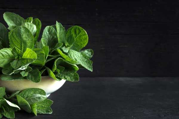 Menta Fresca Verde Tavolo Legno Nero Con Una Copia Dello — Foto Stock