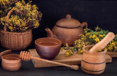 Aziz John otundan yapılmış ahşap bir masanın üzerinde bir fincan bitki çayı..