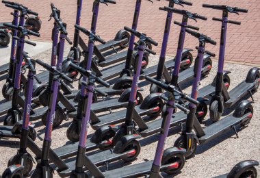 Rusya, Rosa Khutor, 16 Temmuz 2021, turistler için scooter parkı, tatil köyünde dolaşmak için eko-ulaşım..