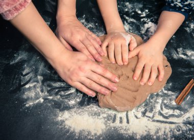 Anne ve çocuk Noel kurabiyesi yapıyor ve eğleniyorlar. Noel ve Yeni Yıl tatili kavramı