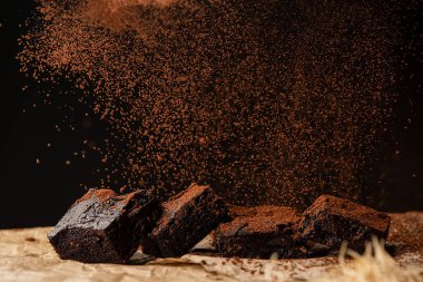 Kabartma kağıdına kakao tozu serpiştirilmiş çikolatalı kek.