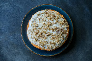 Gri renkli taş minimalist arka planda lezzetli havuçlu kek.