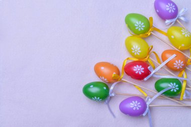 Beyaz arka planda renkli Paskalya yumurtaları. Yat yere. Metin için alanı kopyala