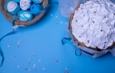 Paskalya Keki - Rus ve Ukrayna geleneksel ortodoks kulişi, Paska Paskalya ekmeği. Mavi arkaplanda fotokopi alanı olan Paskalya tatili kavramı