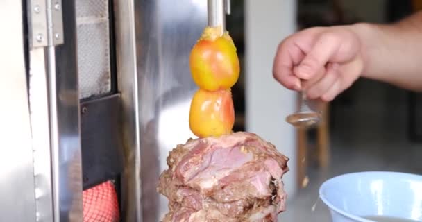 Zamknij ręce dodając tłuszcze i olej na mięsie kebab podczas gotowania na grillu. Popularne Levantine arabskie przekąski — Wideo stockowe